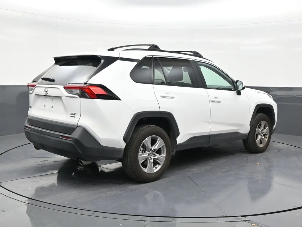 2025 Toyota RAV4 XLE photo 5