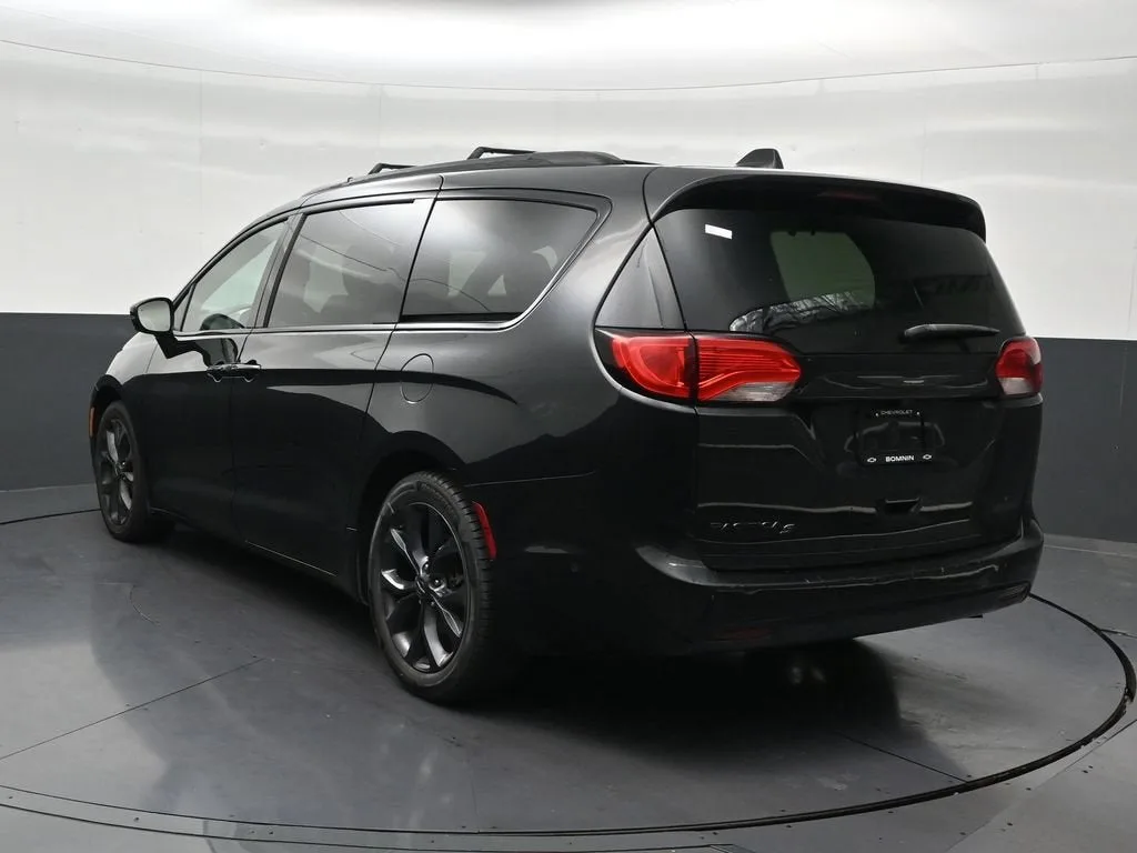2019 Chrysler Pacifica Limited photo 3
