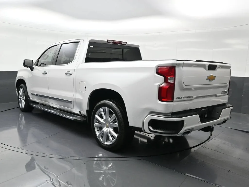 2025 Chevrolet Silverado 1500 High Country photo 3