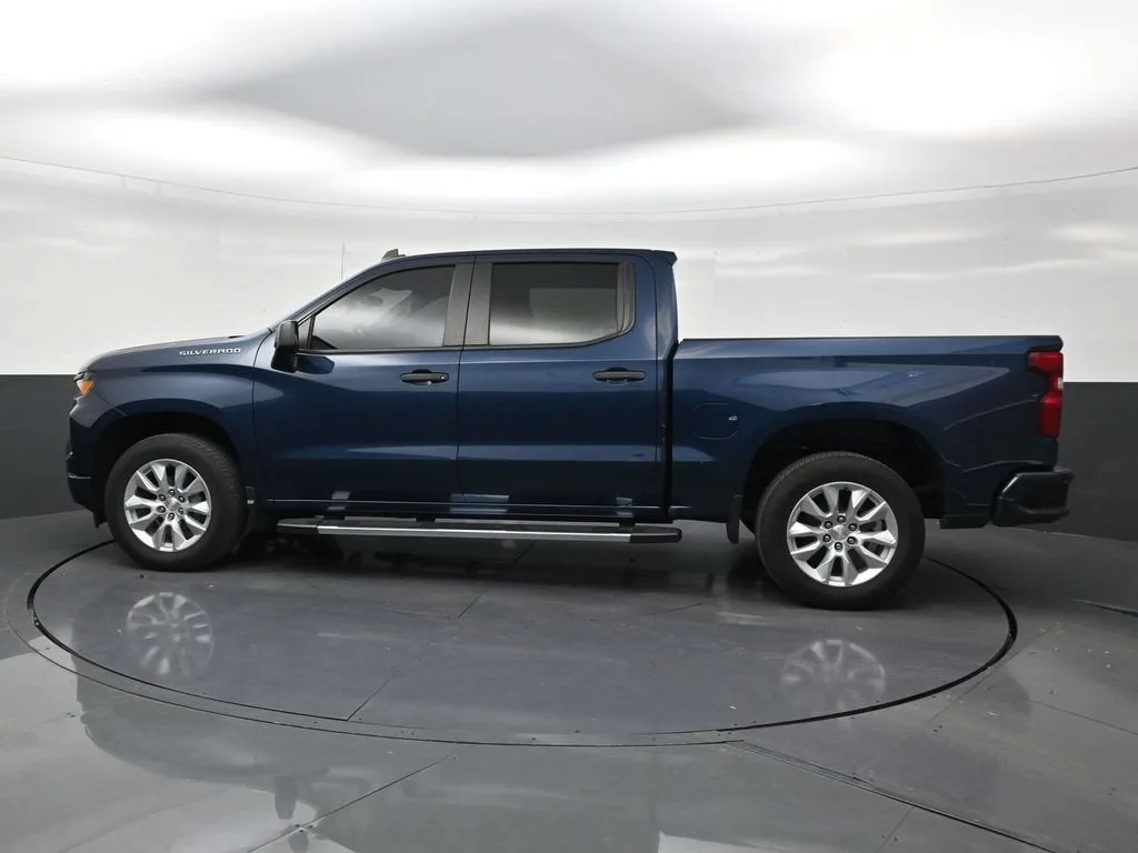2023 Chevrolet Silverado 1500 Custom photo 2