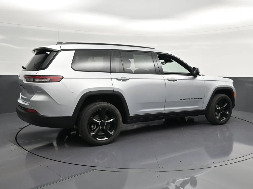 2024 Jeep Grand Cherokee L Altitude photo 3