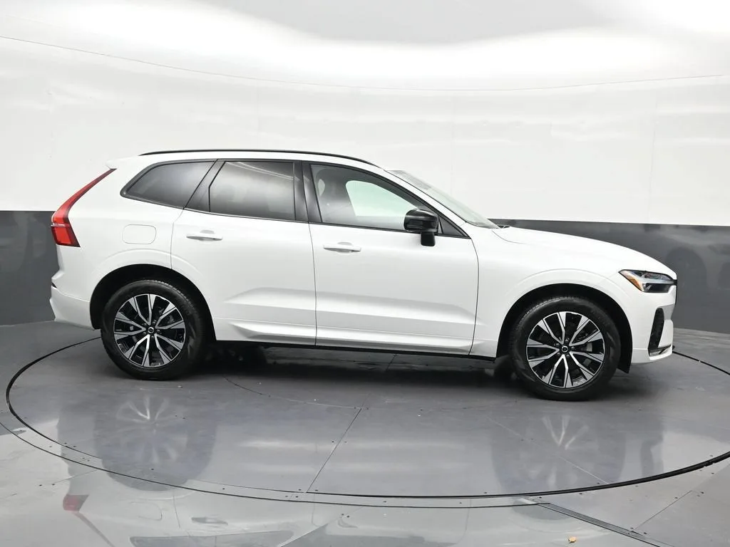 2024 Volvo XC60 B5 Core Dark Theme photo 6