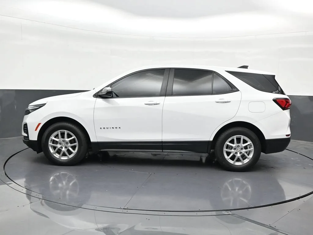 2022 Chevrolet Equinox LS photo 2