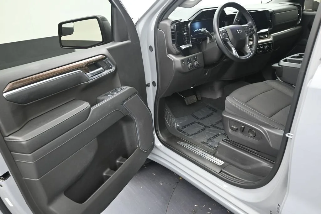 2024 Chevrolet Silverado 1500 RST photo 10