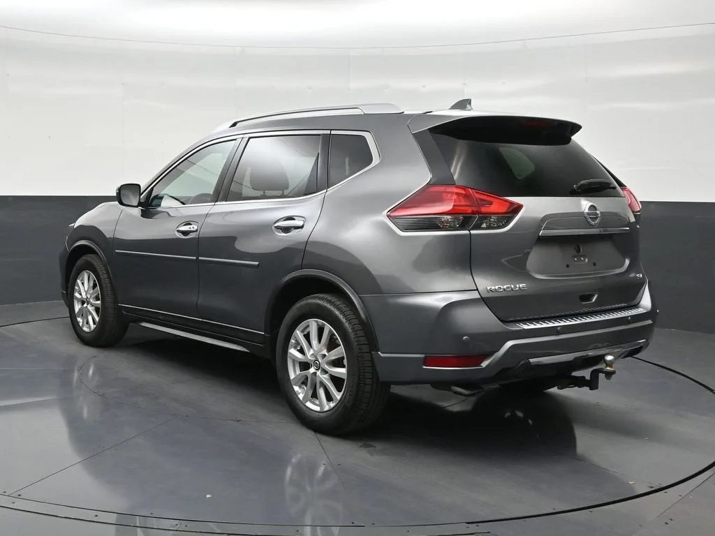 2017 Nissan Rogue SV photo 3