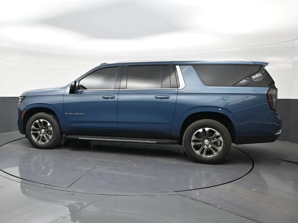2025 Chevrolet Suburban LT photo 2