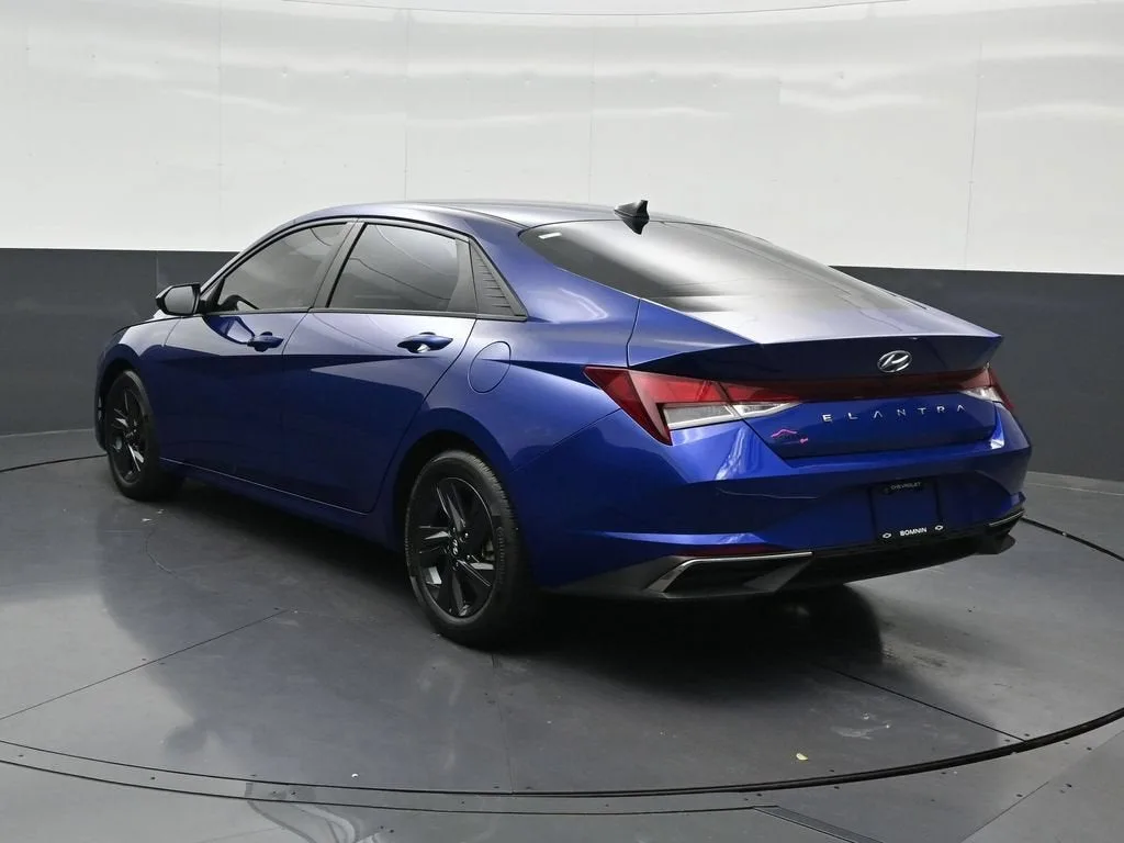 2023 Hyundai Elantra SEL photo 3