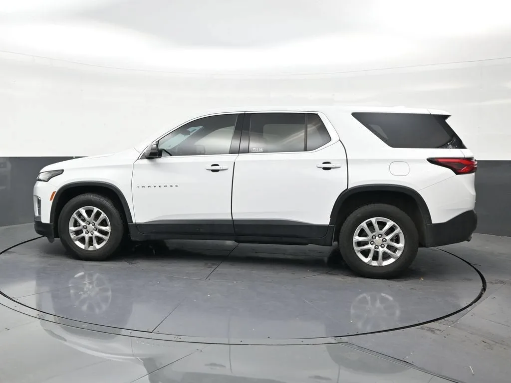 2023 Chevrolet Traverse LS photo 2