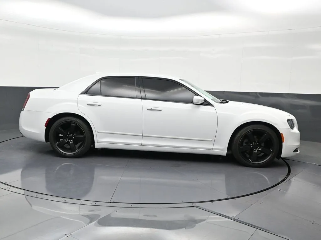 2020 Chrysler 300 300S photo 7
