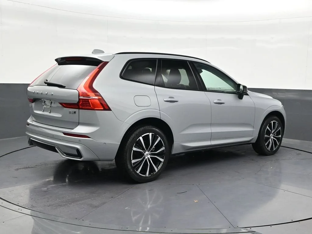 2024 Volvo XC60 Plus Dark Theme photo 6