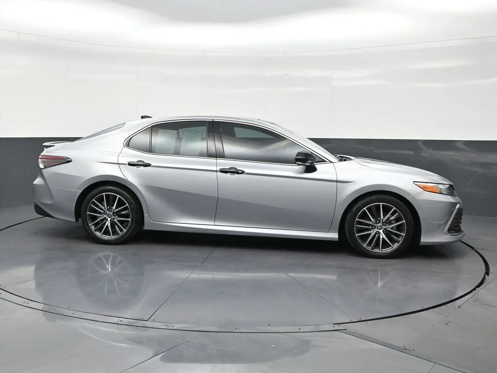 2022 Toyota Camry XLE photo 6