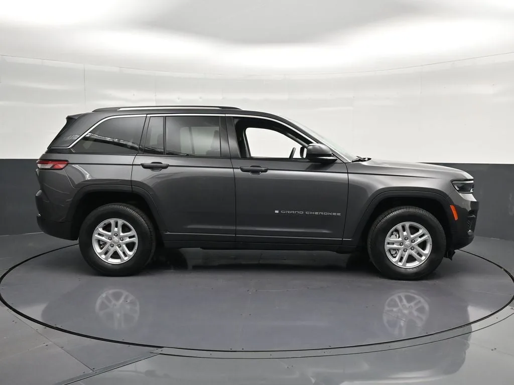 2023 Jeep Grand Cherokee Laredo photo 4
