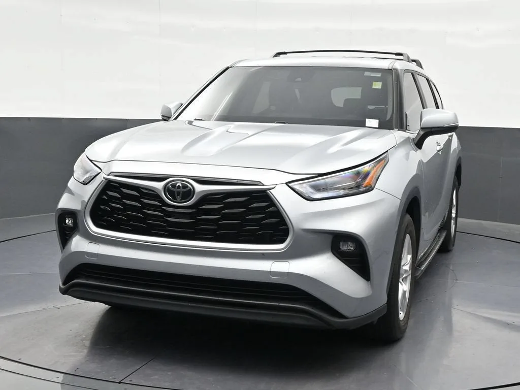 2023 Toyota Highlander L photo 9