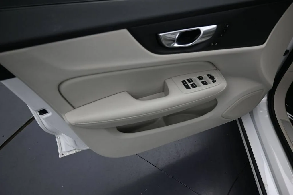 2024 Volvo S60 B5 Plus Dark Theme photo 11