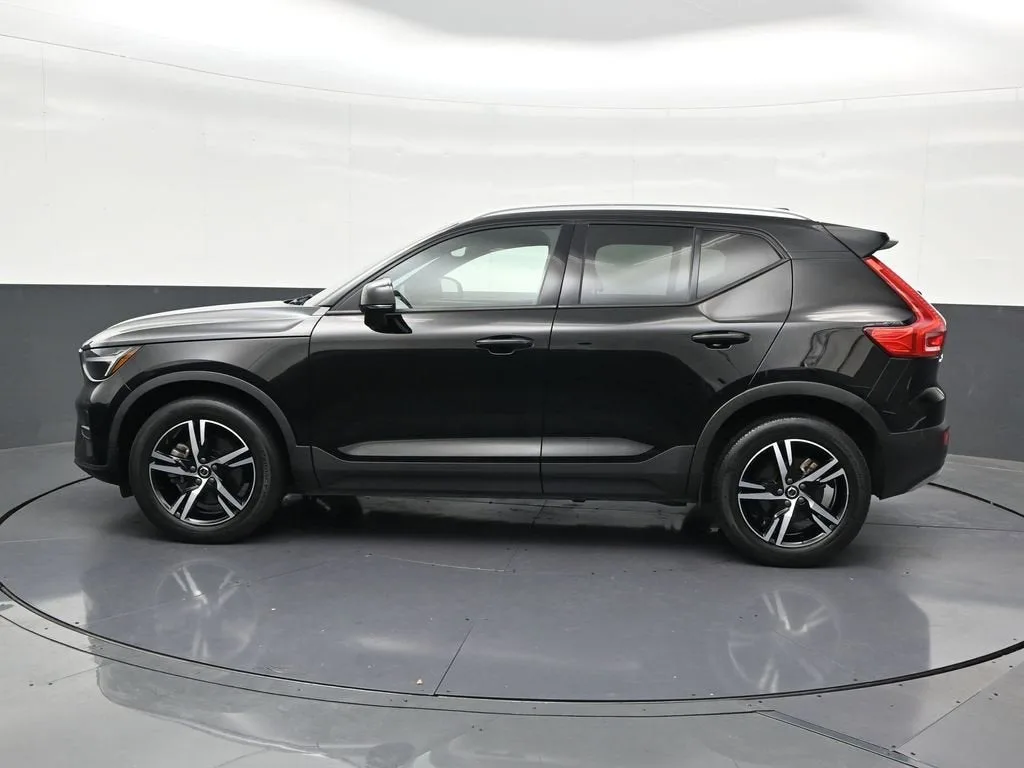 2023 Volvo XC40 B4 Core photo 2