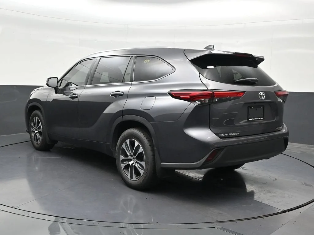 2021 Toyota Highlander XLE photo 3
