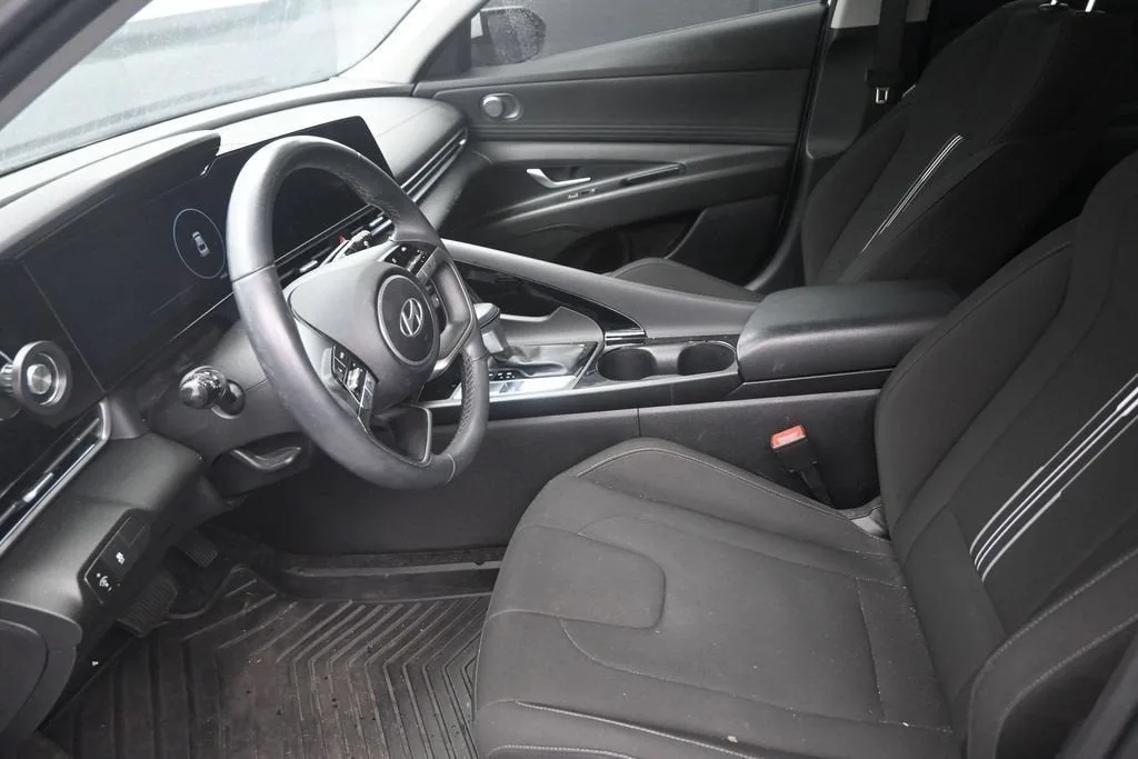 2025 Hyundai Elantra SEL Convenience photo 12