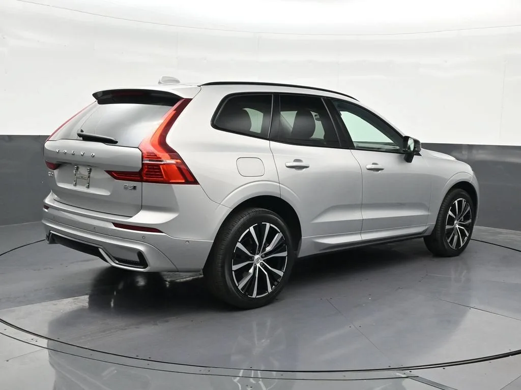 2024 Volvo XC60 B5 Plus Dark Theme photo 6