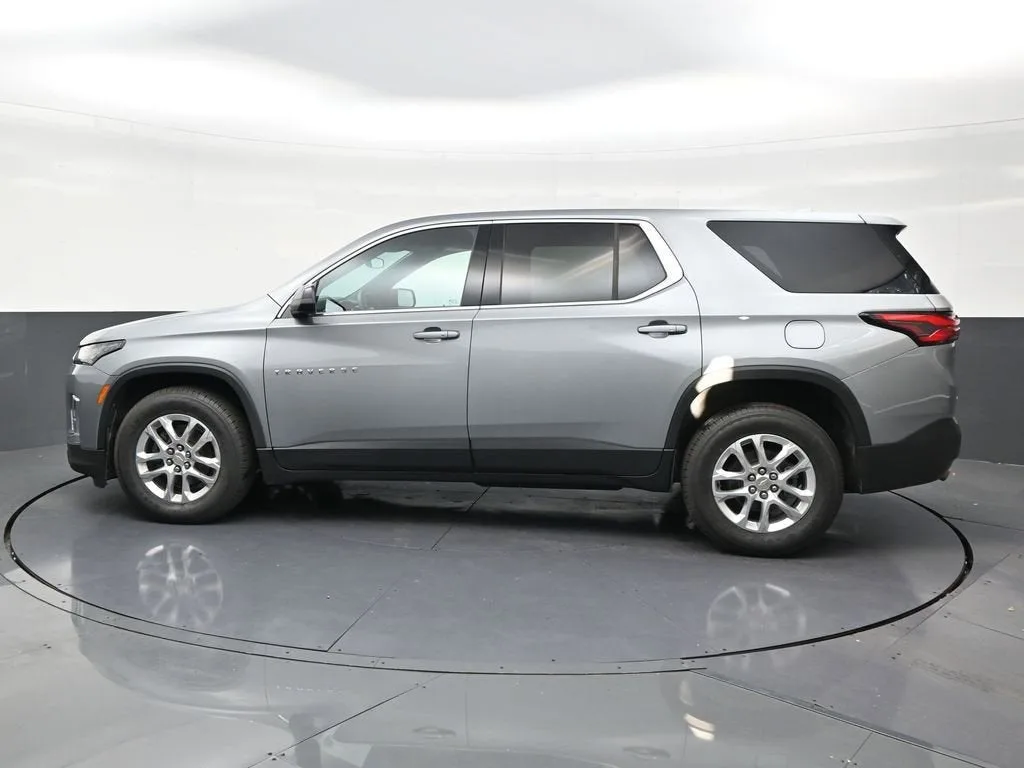 2023 Chevrolet Traverse LS photo 2