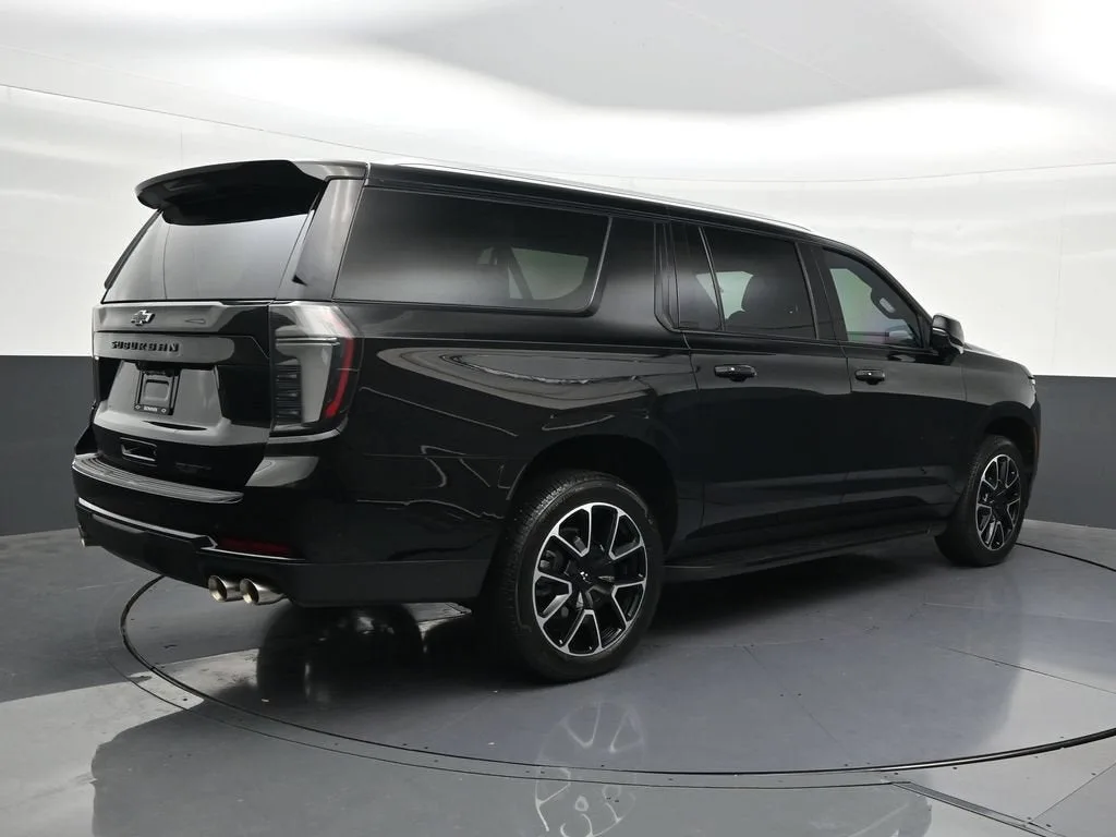 2025 Chevrolet Suburban RST photo 5