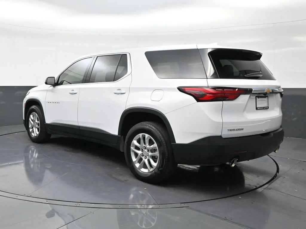 2023 Chevrolet Traverse LS photo 3