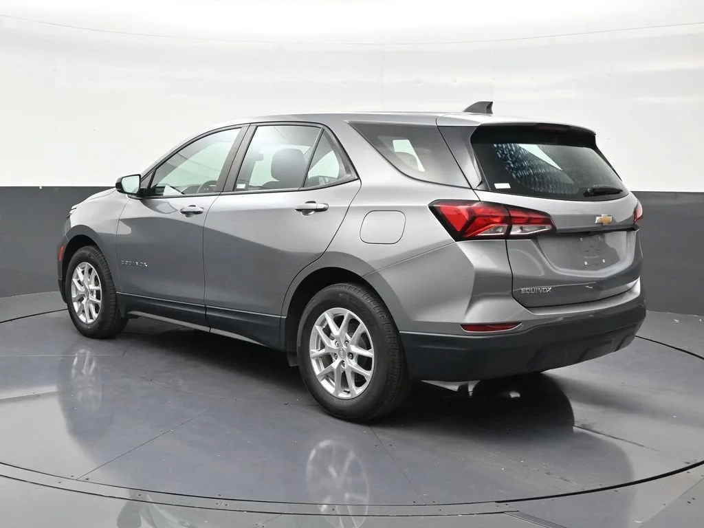 2023 Chevrolet Equinox LS photo 3