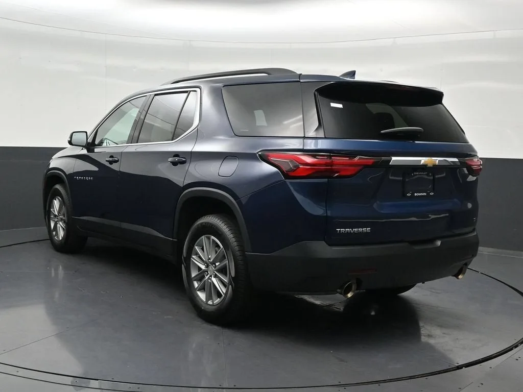 2023 Chevrolet Traverse LT Cloth photo 3