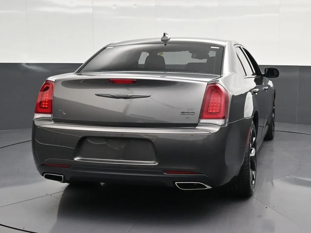 2022 Chrysler 300 Touring photo 2