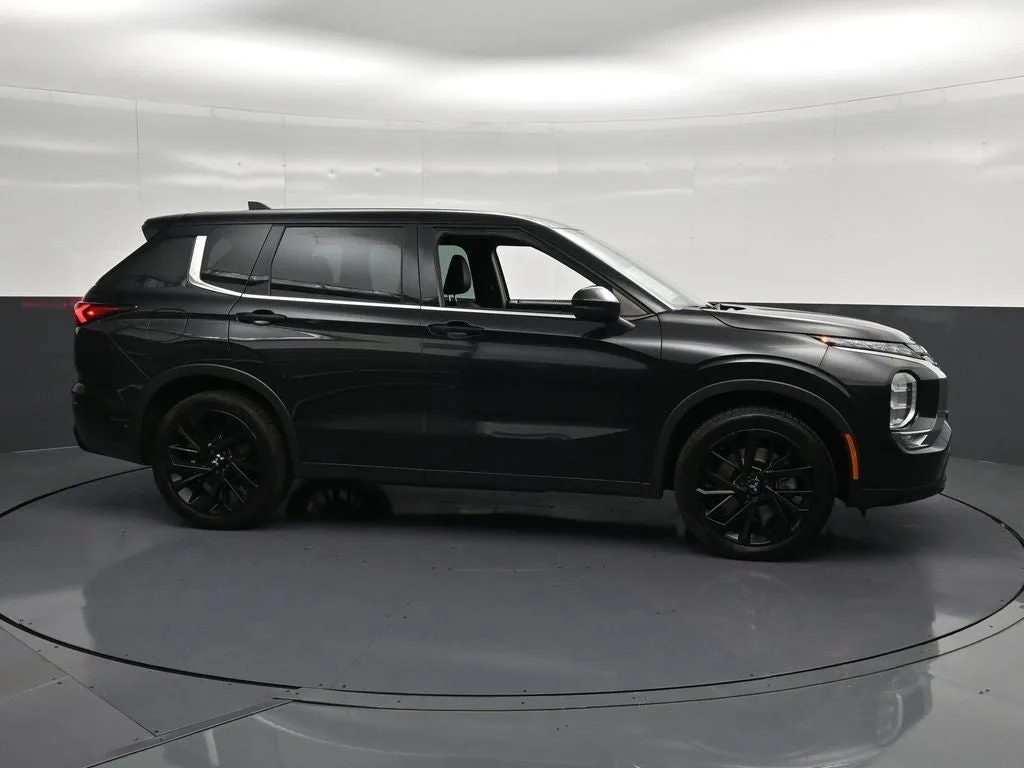 2023 Mitsubishi Outlander SE photo 4