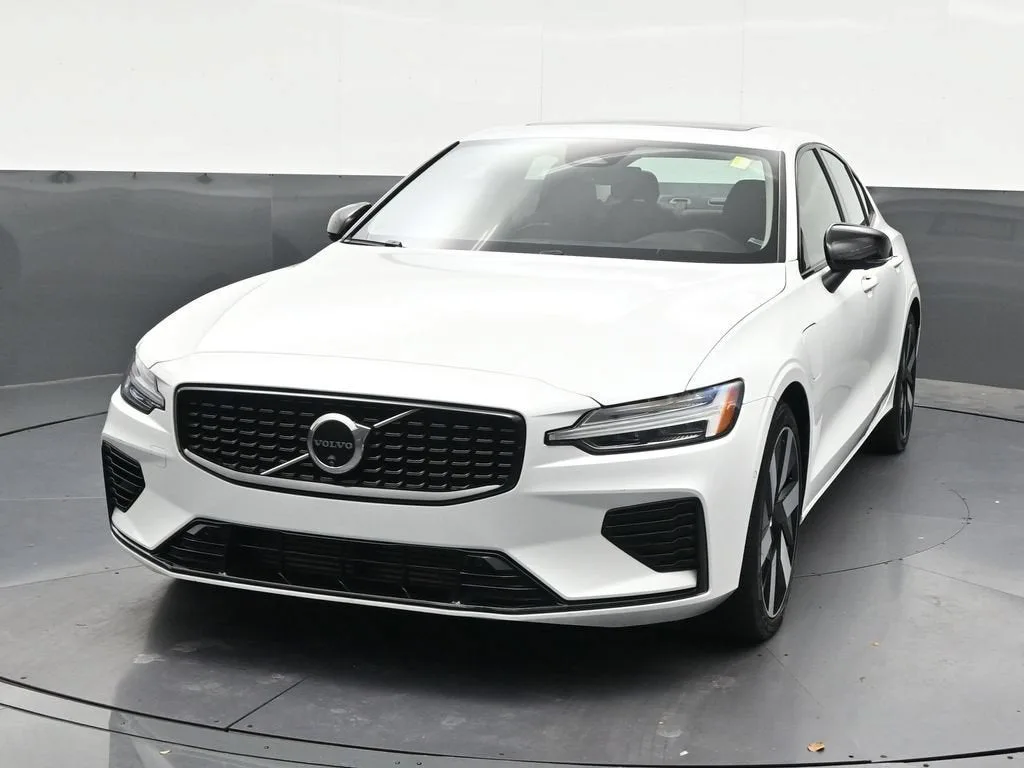 2024 Volvo S60 Recharge Plug-In Hybrid T8 Plus Dark Theme photo 9