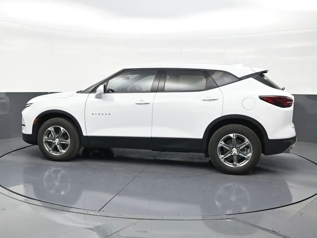 2023 Chevrolet Blazer 2LT photo 2