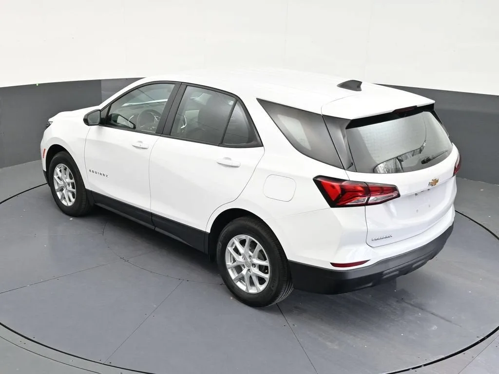 2024 Chevrolet Equinox LS photo 11