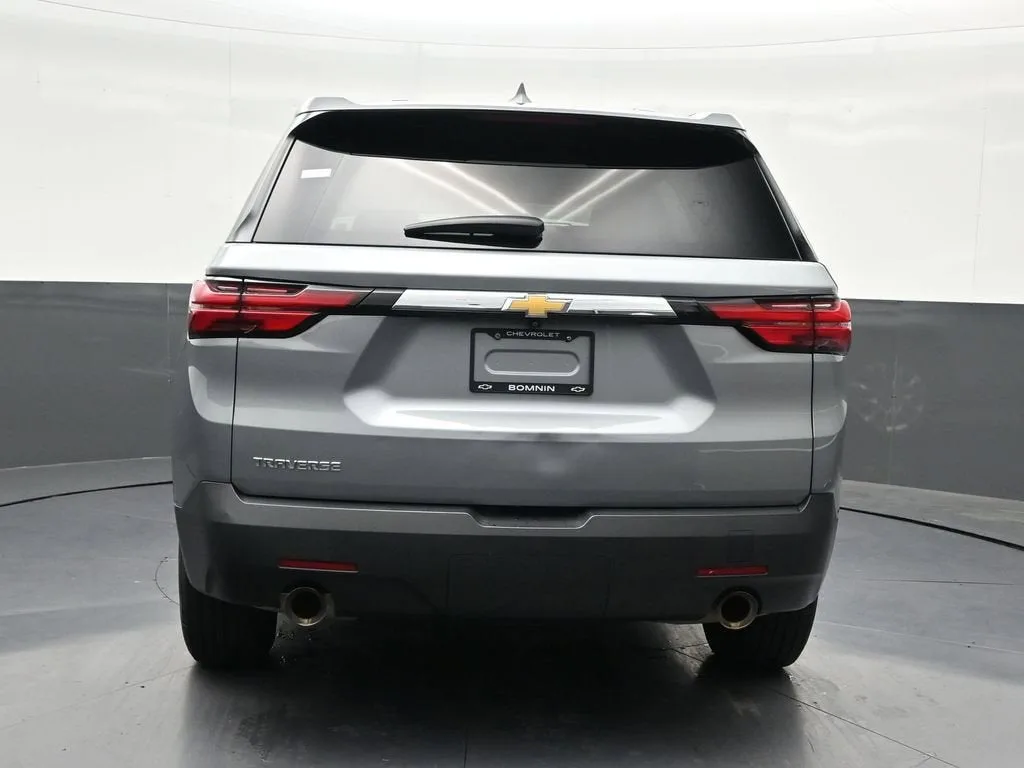 2023 Chevrolet Traverse LS photo 4