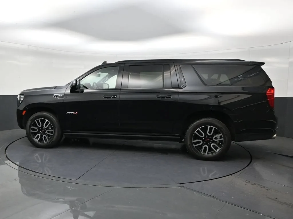 2022 GMC Yukon XL AT4 photo 2