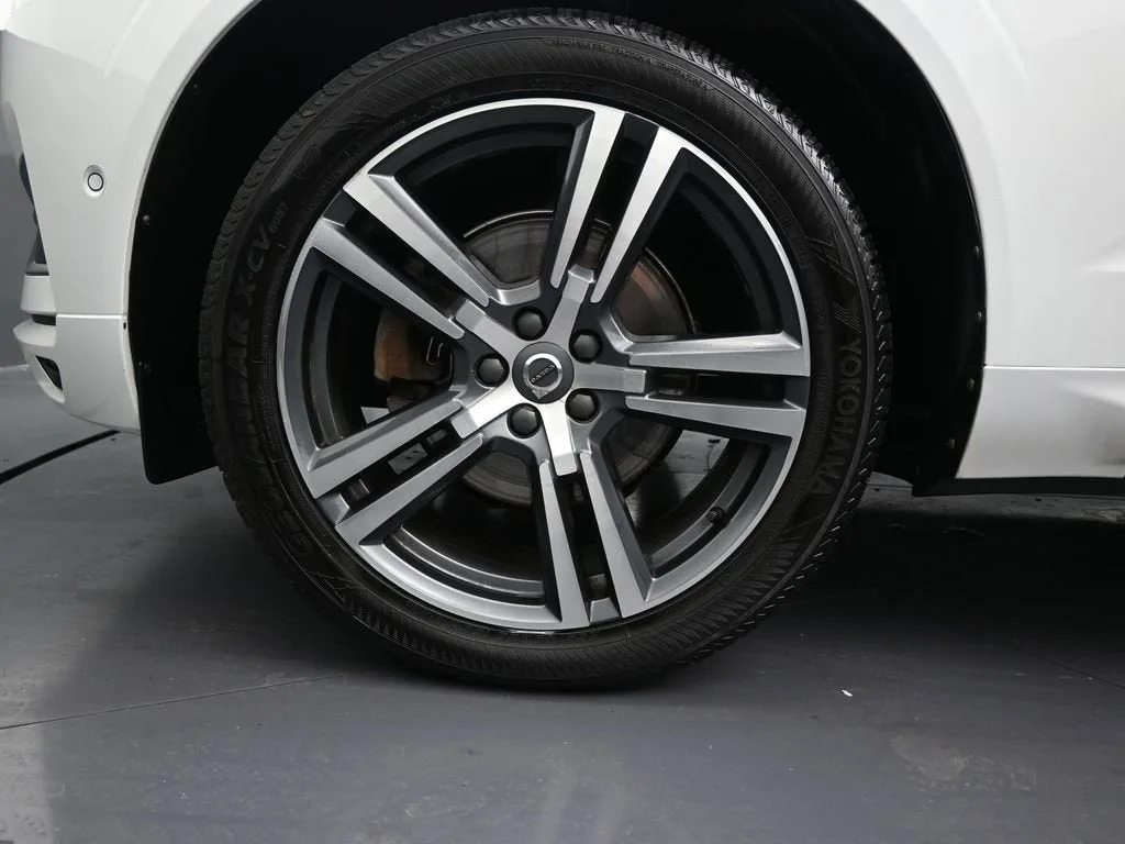 2018 Volvo XC60 Momentum photo 9