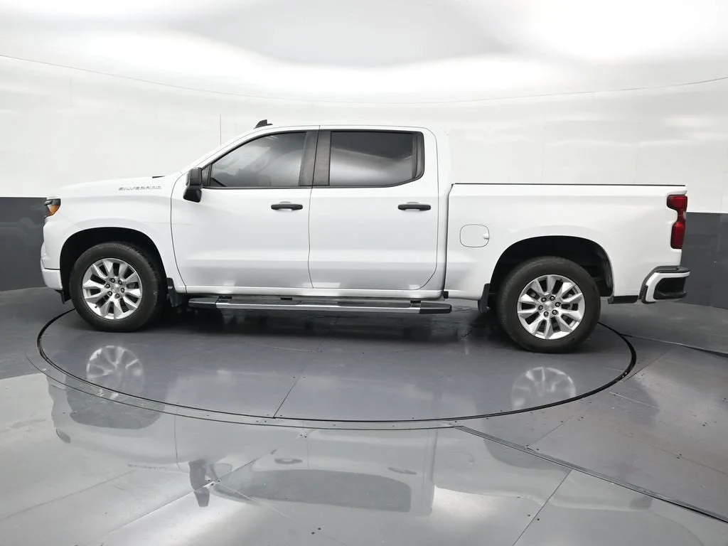 2022 Chevrolet Silverado 1500 Custom photo 2