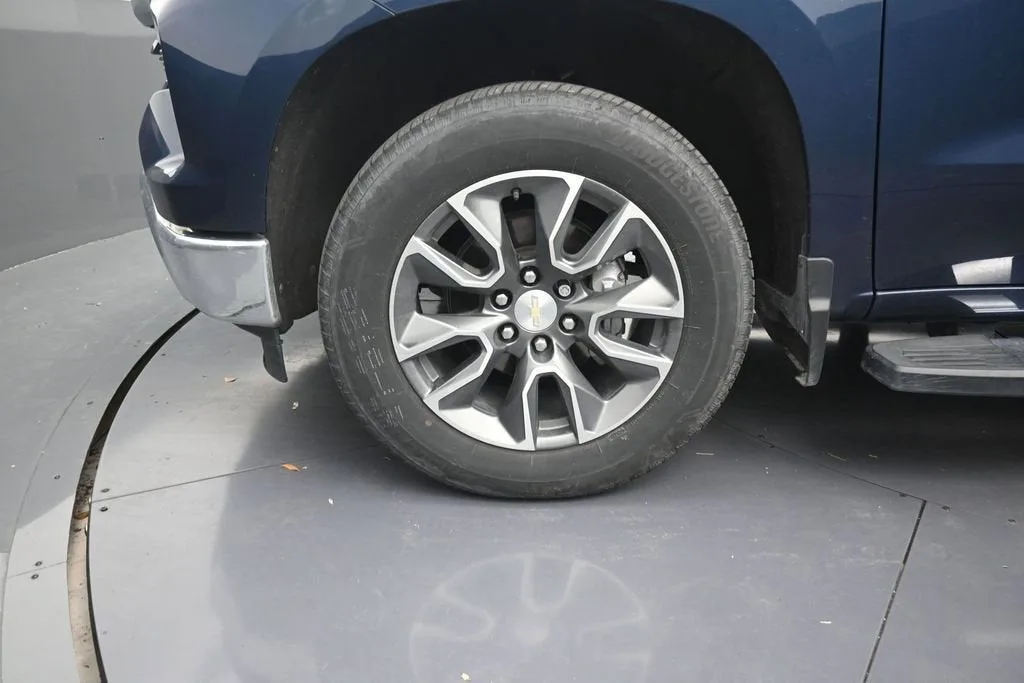 2023 Chevrolet Silverado 1500 LT photo 9