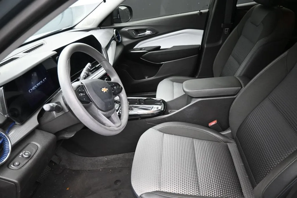 2025 Chevrolet Trax LT photo 12