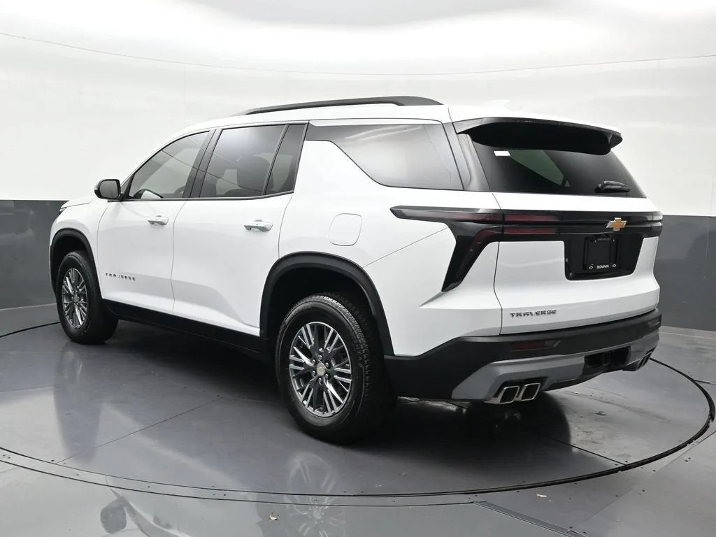 2025 Chevrolet Traverse LT photo 3