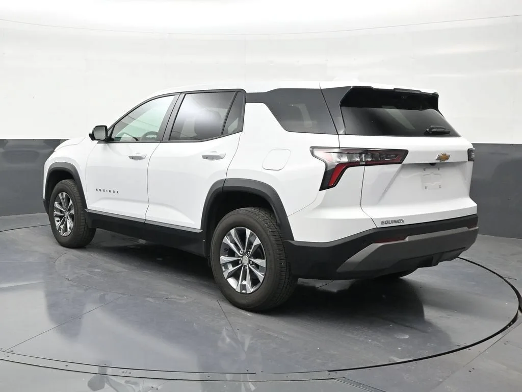 2025 Chevrolet Equinox LT photo 3