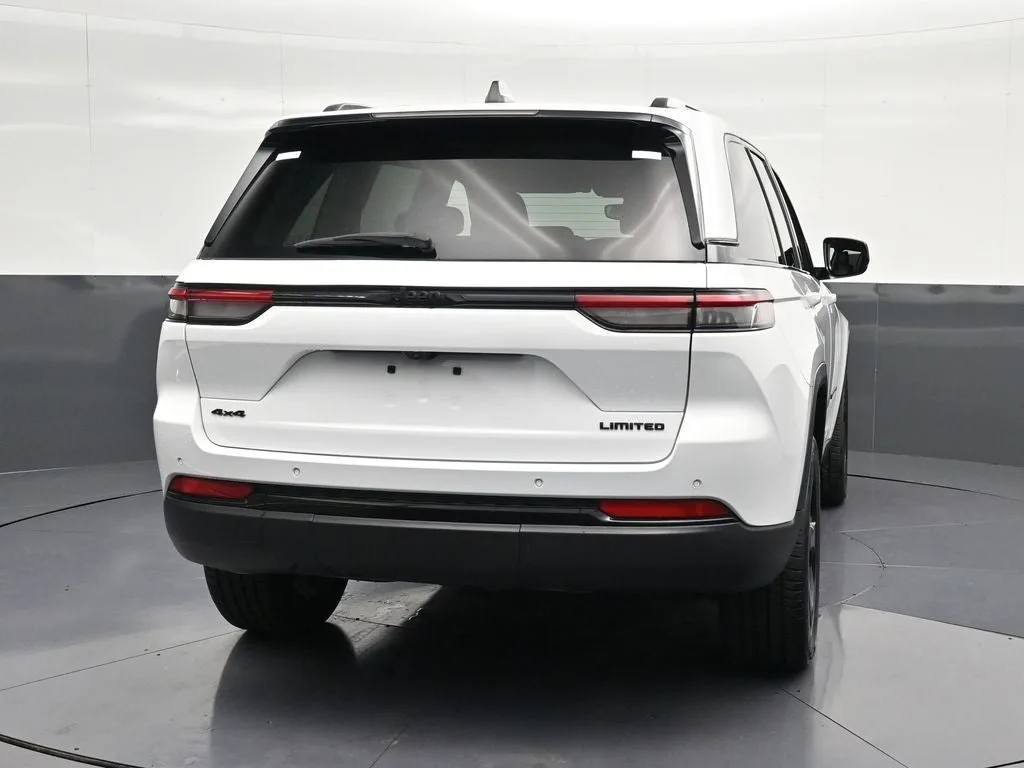 2024 Jeep Grand Cherokee Limited photo 2