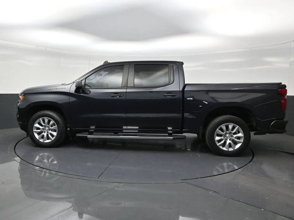 2023 Chevrolet Silverado 1500 Custom photo 2