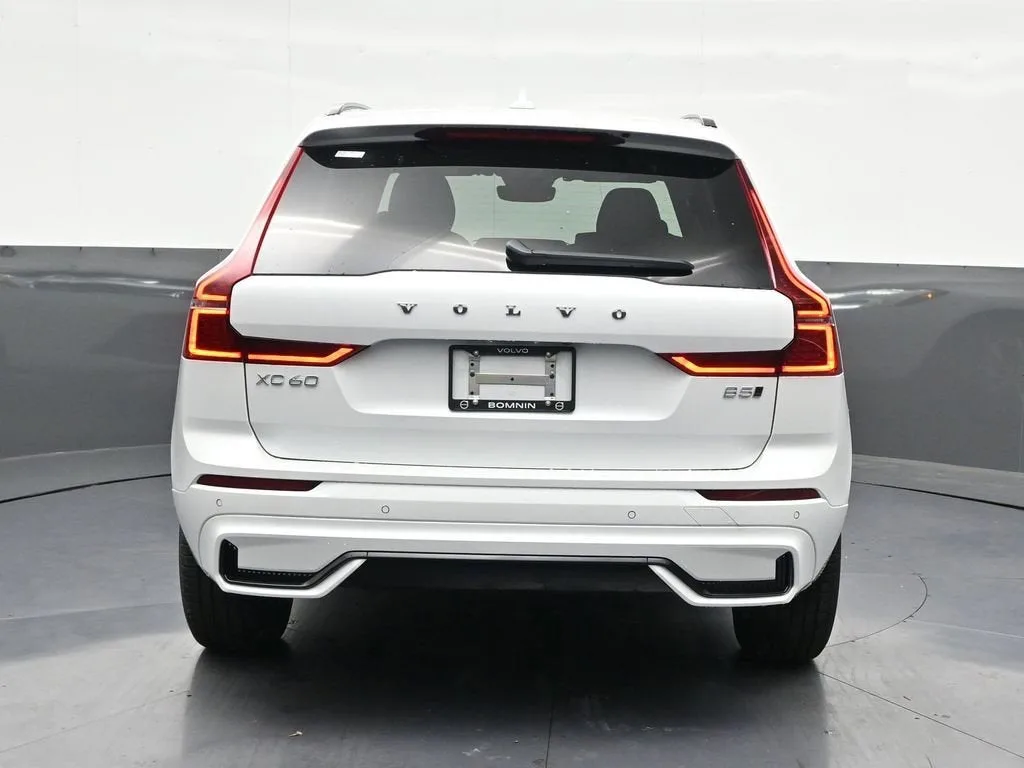 2026 Volvo XC60 B5 Core photo 5