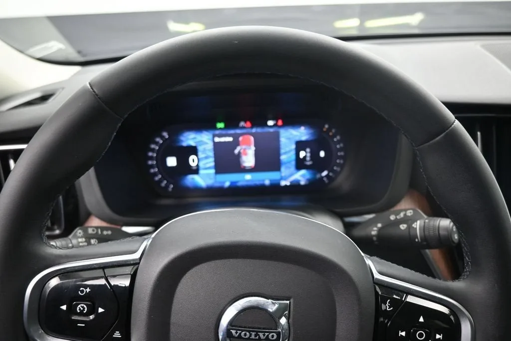 2023 Volvo XC60 B5 Plus Bright Theme photo 12
