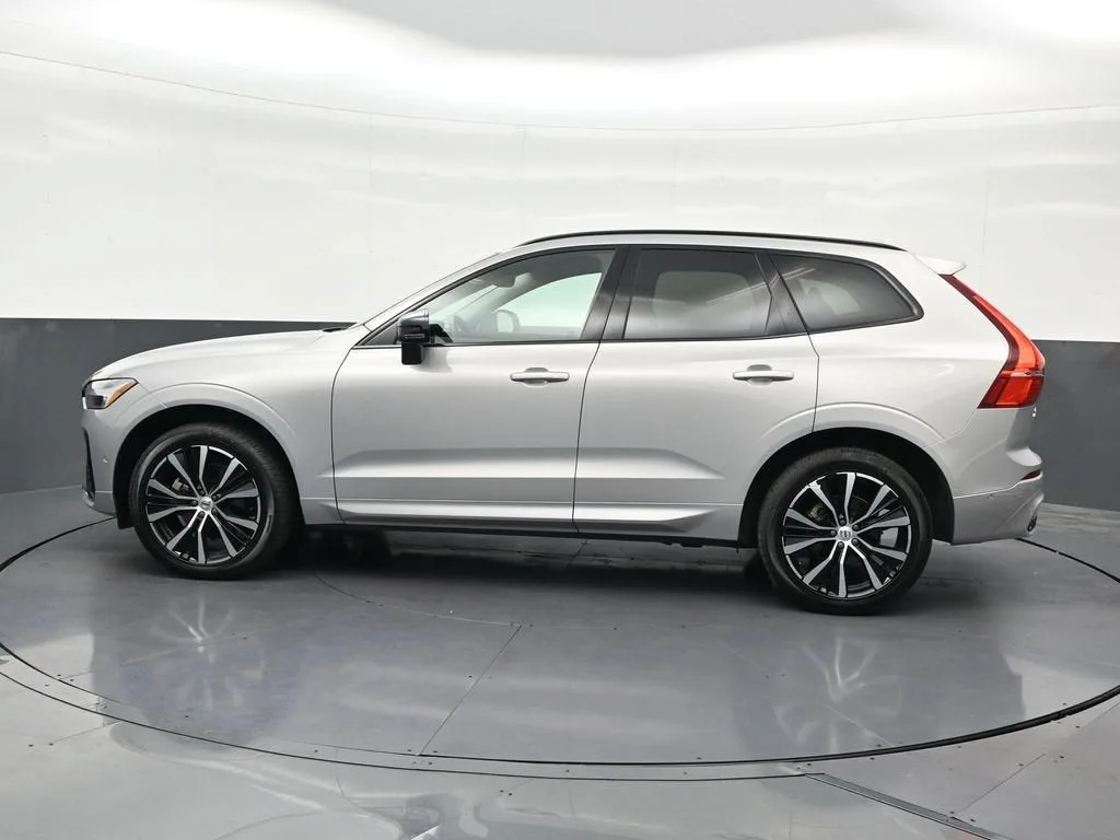 2024 Volvo XC60 B5 Plus Dark Theme photo 2