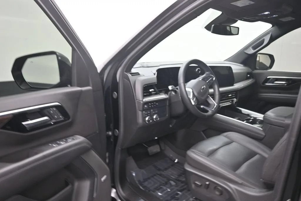 2025 Chevrolet Suburban Z71 photo 10