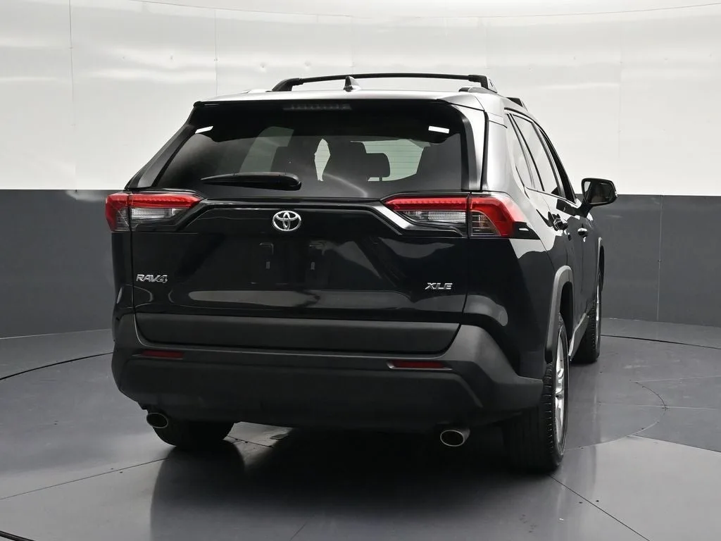 2020 Toyota RAV4 XLE photo 2