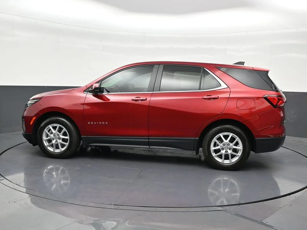 2024 Chevrolet Equinox LT photo 2