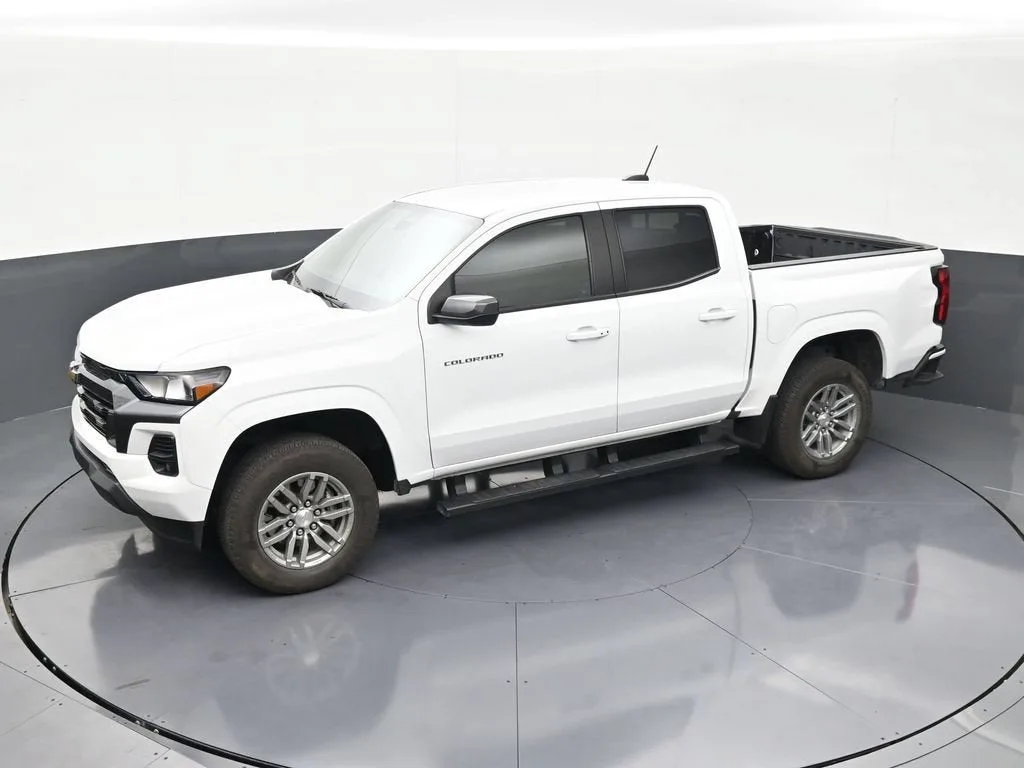 2024 Chevrolet Colorado LT photo 12