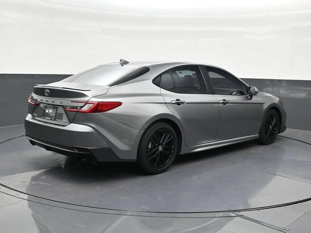 2025 Toyota Camry SE photo 5
